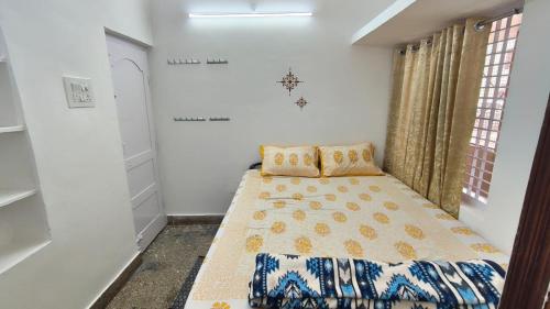 a small bedroom with a bed in a room at Casa de Familia - 2BHK - Homestay - Manyata Tech Park - Hebbal Kempapura in Bengaluru