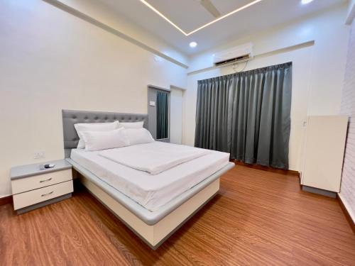 Postel nebo postele na pokoji v ubytování Hotel Swaraj
