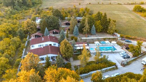 an aerial view of a large house with a yard at Комплекс Асеневци in Tsareva Livada