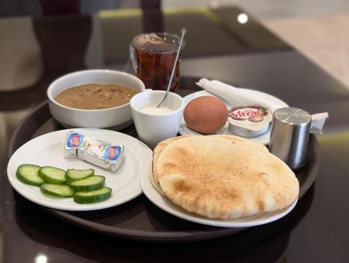 Montana Hotel في القاهرة: طاولة مع طبق من الطعام وصحن من الشوربة