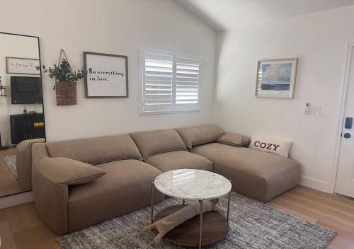 Ruang duduk di #Marbella Lane - Cityside Haven with Touch of Charm