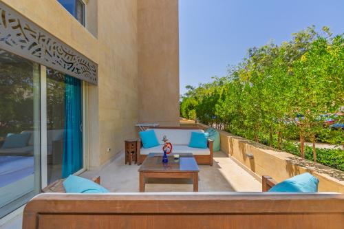 Modern apartment with great Pool & Beach access