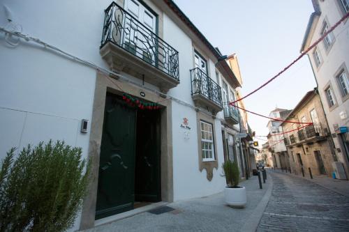 a building with a green door and a balcony at Douro Village in Vila Real