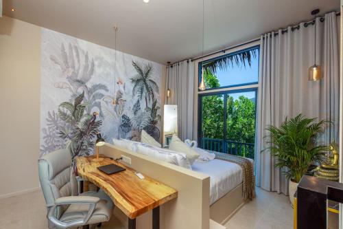 ein Schlafzimmer mit einem Bett, einem Schreibtisch und einem Fenster in der Unterkunft Archie s Paradise View in Ko Phangan