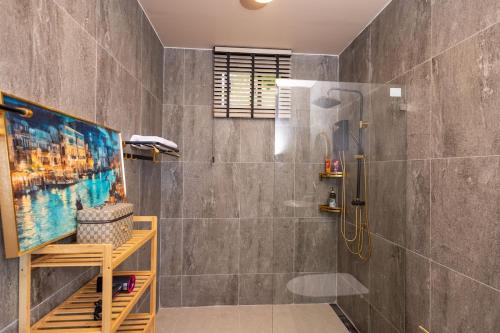 Ein Badezimmer in der Unterkunft Archie s Paradise View