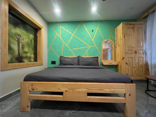 Una cama o camas en una habitación de Dragonfly Homes
