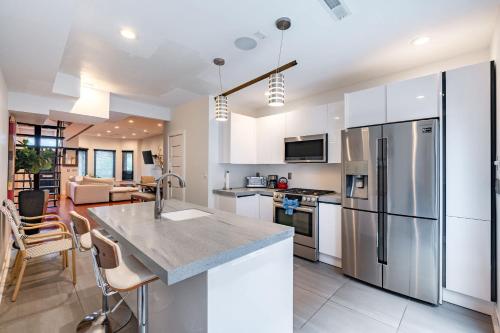 O bucătărie sau chicinetă la Cozy 3BR Townhouse - Heart of Washington DC