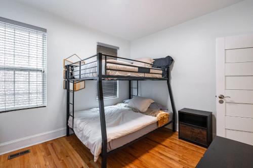 Un pat sau paturi într-o cameră la Cozy 3BR Townhouse - Heart of Washington DC