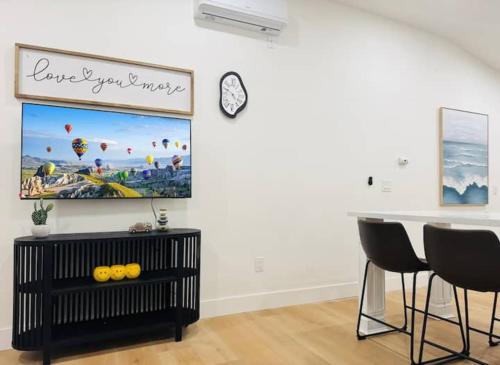 Gambar di galeri bagi #Marbella Lane - Cityside Haven with Touch of Charm di Compton