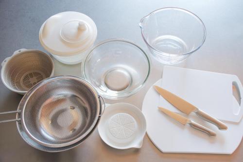 a table with some bowls and plates and a strainer at HK House in Ichinomiya