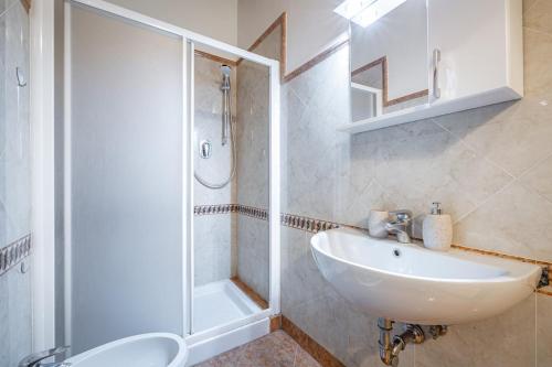 un bagno bianco con lavandino e doccia di Modern Suite in Florence a Firenze