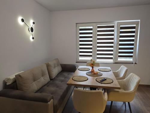 een woonkamer met een bank en een tafel bij Апартамент Дар in Belogradchik