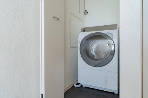 a washer and dryer in a small room at COCO VILLA 大洗-Sauna- in Oarai