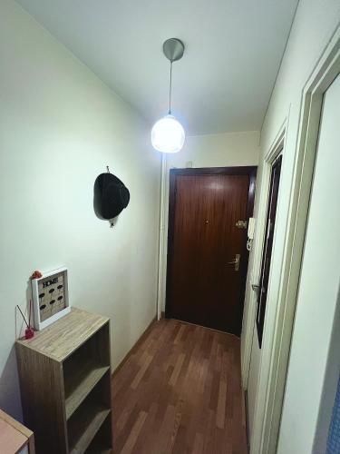 un corridoio con porta, orologio e luce di Chic studio with balcony! a Clamart