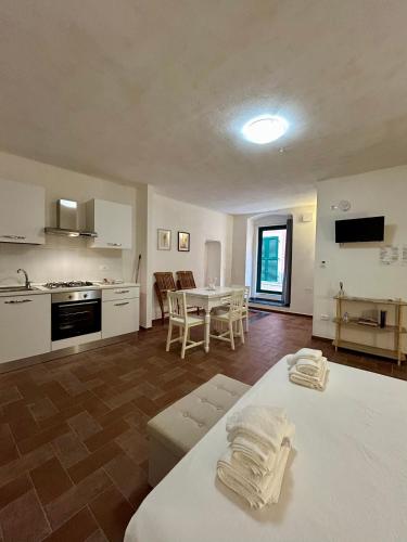 a living room with a kitchen and a table at Bia Apartments pt in Monte Marcello