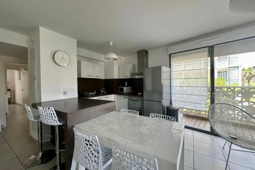 Cuisine ou kitchenette dans l'établissement The Jacques Coeur- Vue climatisation et parking !