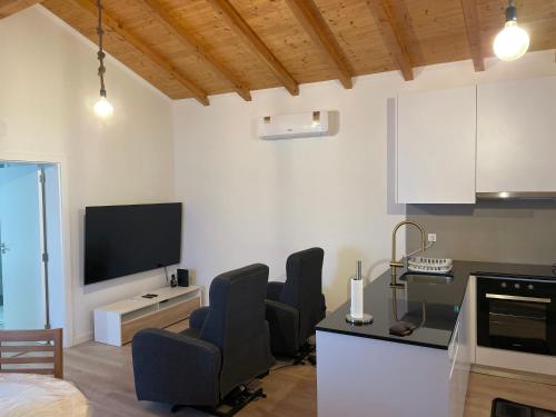 Cozy Residence in Historic Downtown Foz Do Arelho - Farm Views - Walk to Beach