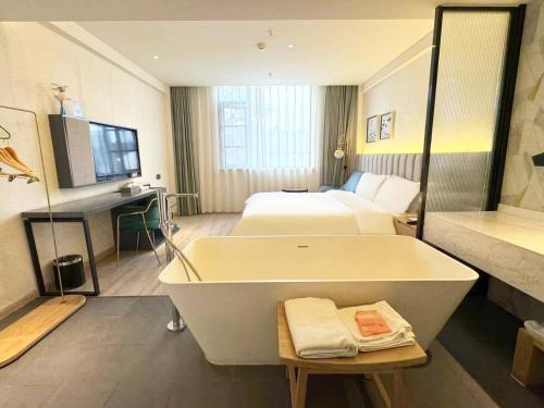 Postel nebo postele na pokoji v ubytování Suzhou Liuxiang Hotel