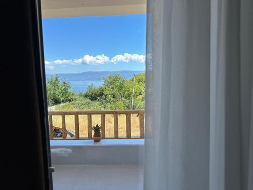 a room with a window with a view of the ocean at Mosaic Guesthouse in Lin