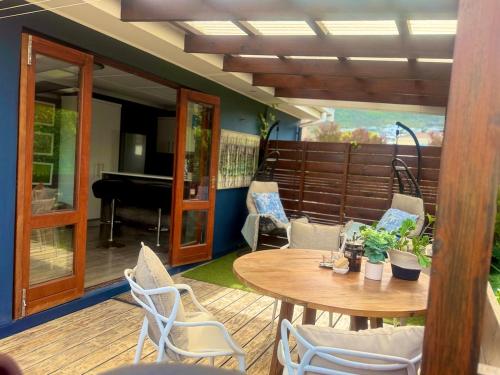 Posezení v ubytování Stylish Apartment in Onrus- 2km from Onrus beach