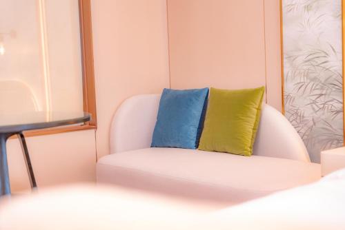 Postel nebo postele na pokoji v ubytování CHENG SHUANG PHOENIX HOTEl凤凰成双酒店