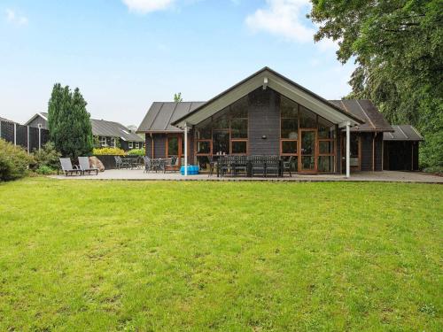 una casa con un grande prato davanti di Cozy Retreat in Lojtland - By Traum Ferienwohnungen a Aabenraa