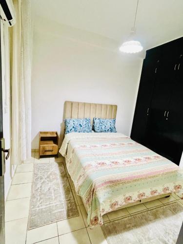 Un dormitorio con una cama grande con almohadas azules. en Cozy apartment, in secure residence, en Agadir