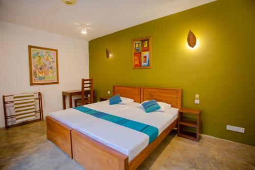 Una cama o camas en una habitación de Ahyora Beach Beruwala