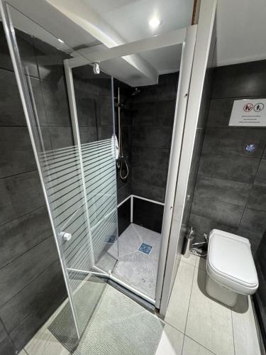 a bathroom with a shower and a toilet at Studio individuel in Dilbeek