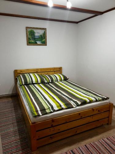 Ένα ή περισσότερα κρεβάτια σε δωμάτιο στο Cabană în inima munților 2 - Gálkuti Kulcsosház
