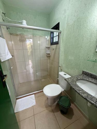 Bilik mandi di Pousada Sonho Verde