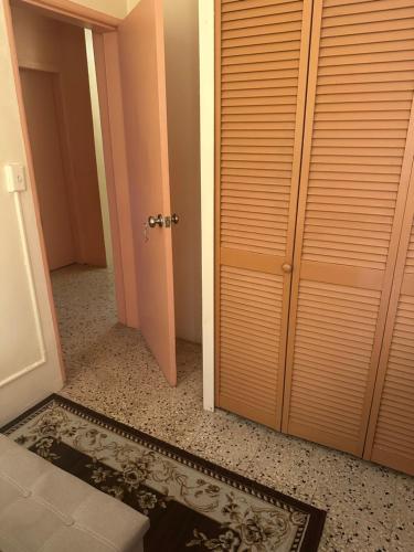 Gambar di galeri bagi Smitty's Home Away From Home di Charlotte Amalie