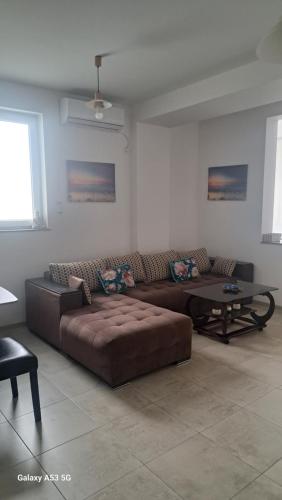 ママイア・ノルドにあるApartament zona Manara beachの大きなソファとテーブルのあるリビングルーム