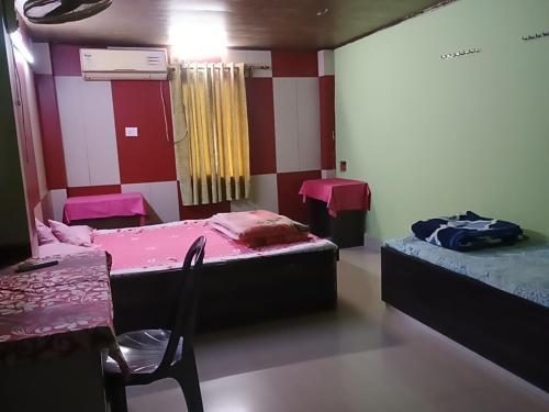 Una cama o camas en una habitación de Swaroop Ashray Homestay