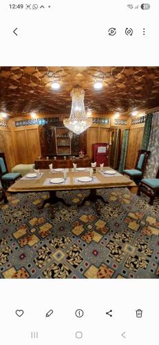 Гостиная зона в Young Beauty Star Houseboat
