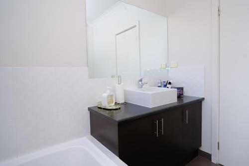 Ένα μπάνιο στο Homely Retreat-4 Minutes from Pacific Werribee Shopping Centre
