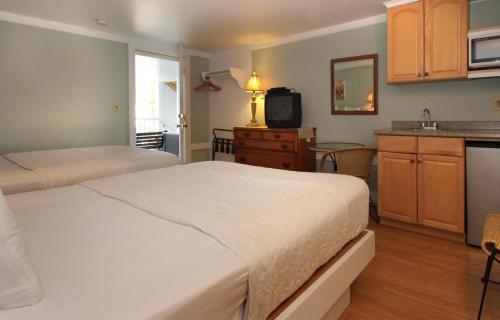 Habitación de hotel con 2 camas y cocina en Eagle House Motel, en Rockport