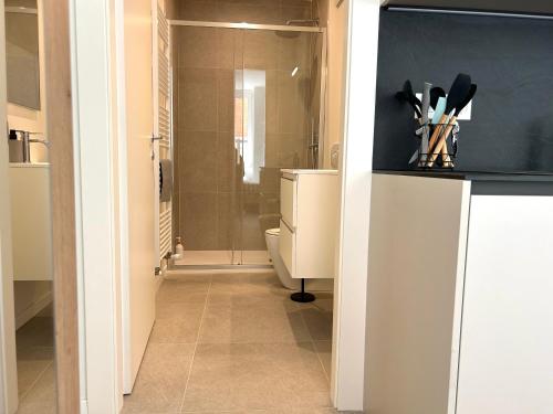The Urban Suite - Stylish and with FREE parking photo 3