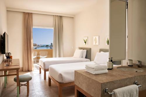 Captain's Inn Hotelにあるベッド
