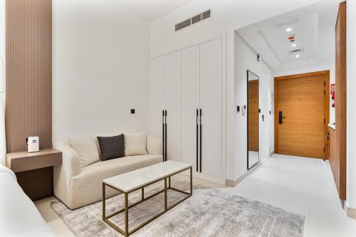 Elegant Studio with Pool & Gym, Near Metro Station