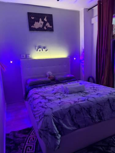 Un ou plusieurs lits dans un hébergement de l'établissement Hébergement jacuzzi très silencieux