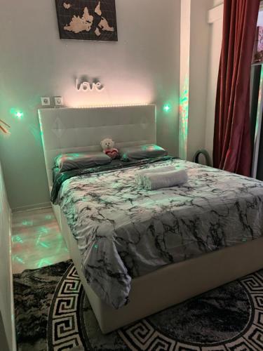 Un ou plusieurs lits dans un hébergement de l'établissement Hébergement jacuzzi très silencieux