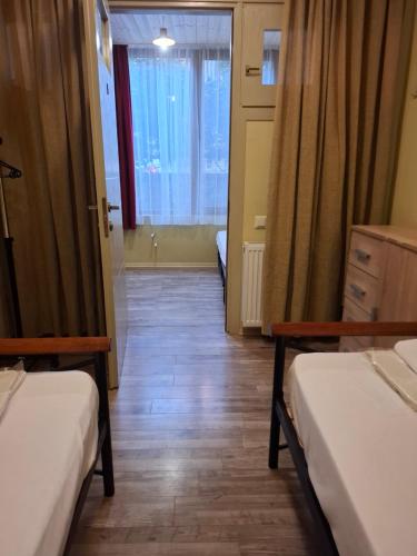 Postel nebo postele na pokoji v ubytování Hotel Nikala Palace