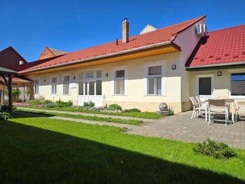 Το κτήριο όπου στεγάζεται  το bed & breakfast