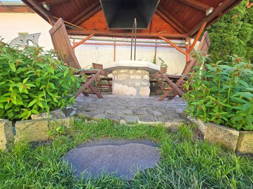Κήπος έξω από το Kert Panzió