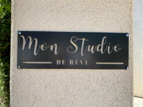 a sign on the side of a building at Studio de rêve au cœur du var. in Pourcieux