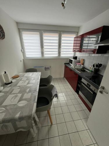 Kuchyň nebo kuchyňský kout v ubytování Ferienwohnung 24 Oben Rechts 4 Zimmer