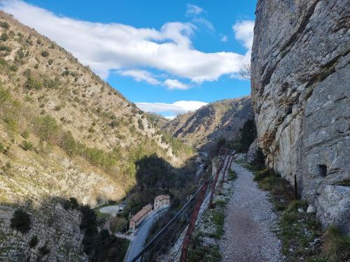 a train on the tracks in a mountain valley at BnB Bagno di Bosco in Gubbio