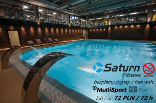 een groot zwembad in een gebouw bij No̱410 City View Apartment & free private parking in Krakau