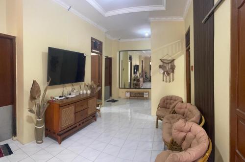 TV a/nebo společenská místnost v ubytování Zahra Guesthouse Shar'i